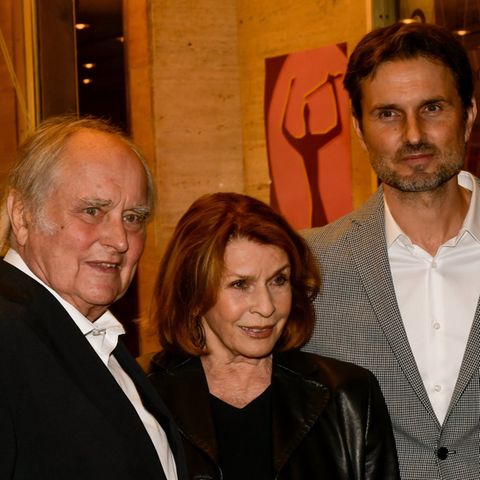 Michael Verhoeven, Ehefrau Senta Berger und Sohn Simon Verhoeven im September 2021 auf dem Roten Teppich vor der Preisverleihu