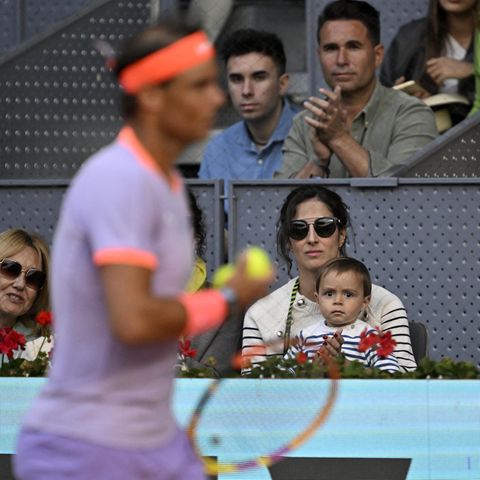 Während des Matches schaut Rafael Nadals Frau Maria Francisca "Xisca" Perelló mit dem gemeinsamen Kind von der Tribüne aus zu. 1.4993