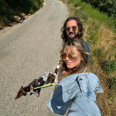 28. April 2024 Heidi Klum wünscht ihren Fans auf Instagram einen "fröhlichen Sonntag". Sie selbst genießt das Wochenende bei einem Spaziergang in der Sonne mit Ehemann Tom und den beiden Hunden. Herrlich! 
