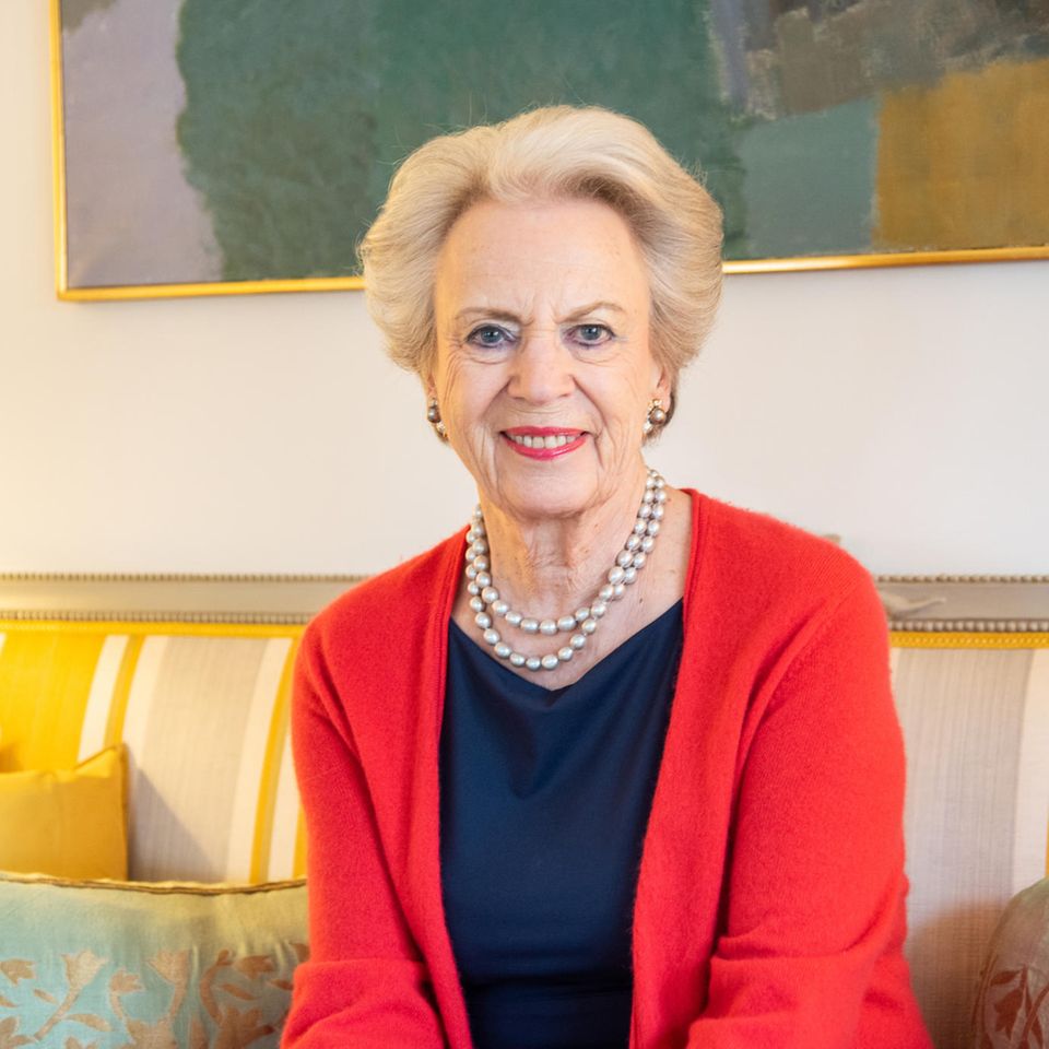 29. April 2024 Prinzessin Benedikte feiert heute ihren 80. Geburtstag. Zu diesem besonderen Anlass teilt das dänische Königshaus ein neues Porträt der Royal. Das Bild wurde im Schloss von Christian VIII. in Amalienborg aufgenommen. Hier wird die Prinzessin heute von ihrer Familie und engen Freunden gefeiert, wie der Palast auf Instagram verrät. Wir gratulieren zum Ehrentag!