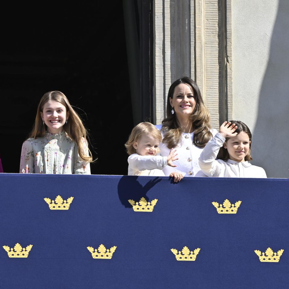 Auf dem Balkon zeigen sich die ersten Mitglieder der Königsfamilie. Prinzessin Sofia kommt mit ihren Söhnen Prinz Alexander, Prinz Julian und Prinz Gabriel, die ihrem Papa Carl Philip fröhlich zuwinken. Auch Königin Silvia und Prinzessin Estelle sind dabei. 
