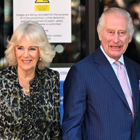 Als wäre nichts gewesen: Königin Camilla und König Charles zeigten sich bei der Ankunft am Macmillan Cancer Center des Univers