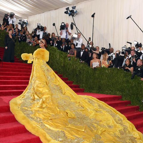 Rihanna in einem atemberaubenden Kleid der chinesischen Designerin Guo Pei bei der Met Gala 2015.