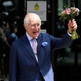 Zum Abschied nimmt König Charles einen Blumenstrauß entgegen und zeigt sich sichtlich gerührt von den heutigen Gesprächen. 