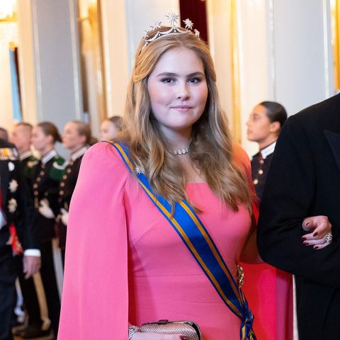 Anlässlich des 18. Geburtstages von Prinzessin Ingrid Alexandra im Juni 2022 inszeniert Prinzessin Amalia die Hochzeitstiara ihrer Mutter, Königin Máxima, die sogenannte „Diamanten-Sterren-Tiara“.