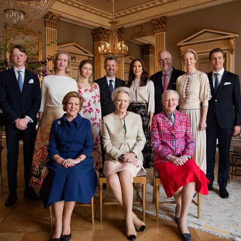 30. April 2024 Anlässlich des 80. Geburtstages von Prinzessin Benedikte kam die dänische Königsfamilie auf Amalienborg zusammen. Das Königspaar lud nämlich zu Ehren der Royal zu einem festlichen Geburtstagsessen in den Palast ein. In diesem Zuge veröffentlicht das Königshaus direkt ein neues Familienfoto auf Instagram.  1.1356