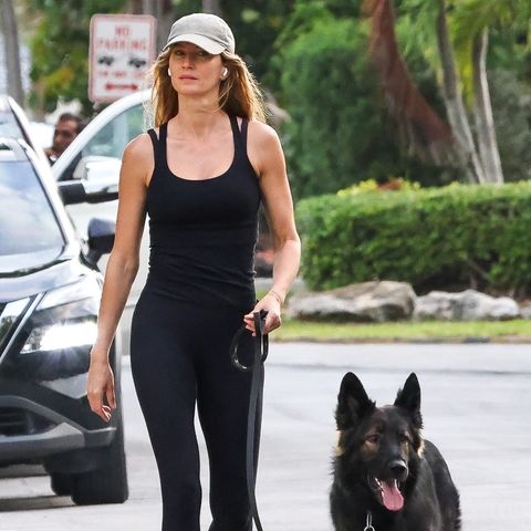 Ein gesunder Lebensstil ist ein fester Bestandteil im Alltag des Topmodels Gisele Bündchen. Sie verbringt gerne Zeit in der frischen Natur und kombiniert dies oft mit einem Workout. Dies zeigt sich auch in den neuesten Schnappschüssen, auf denen sie gemeinsam mit ihrem Hund bei einem morgendlichen Spaziergang durch die Nachbarschaft in Miami Beach, Florida, zu sehen ist. Gisele geht es dabei schlicht an, sie zeigt sich ungeschminkt und trägt einen All-Black-Look aus Sportleggings und Fitnesstop.
