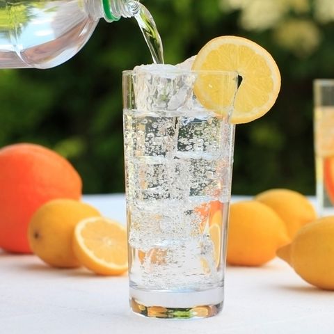 Deals des Tages: Frisches Sprudelwasser im Glas mit Zitrone