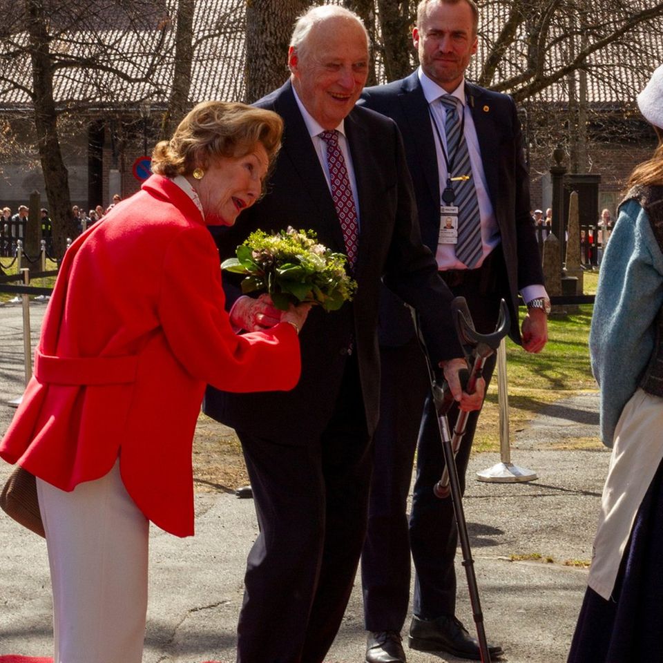 Königin Sonja und König Harald V. von Norwegen bei ihrem Auftritt in Kongsberg.