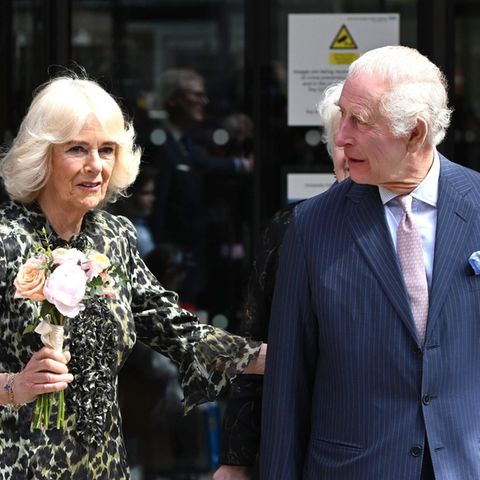 Königin Camilla hat ein wachsames Auge auf ihren Charles.