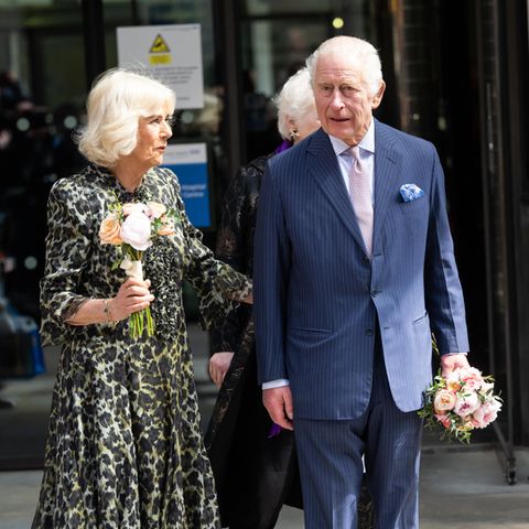 Königin Camilla und König Charles am 30. April 2024 im "Macmillan Cancer Center" in London. 