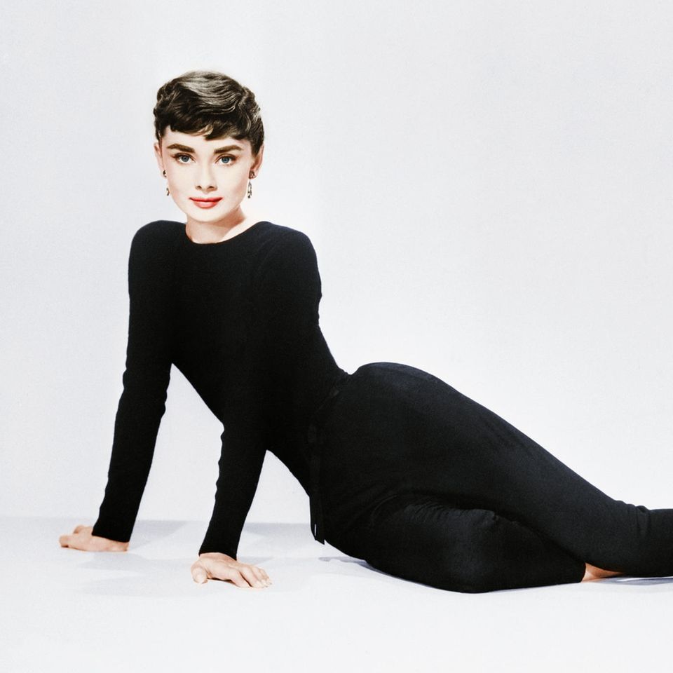 Audrey Hepburns grazile Eleganz betörte in den 50ern die ganze Welt. Der Klassiker "Sabrina" von 1954 brachte so hinreißende Looks wie diesen hervor: enges, langärmeliges Shirt, Capri-Hosen und Ballerinas, alles in Schwarz. Simpler und schöner geht Pariser Chic kaum.