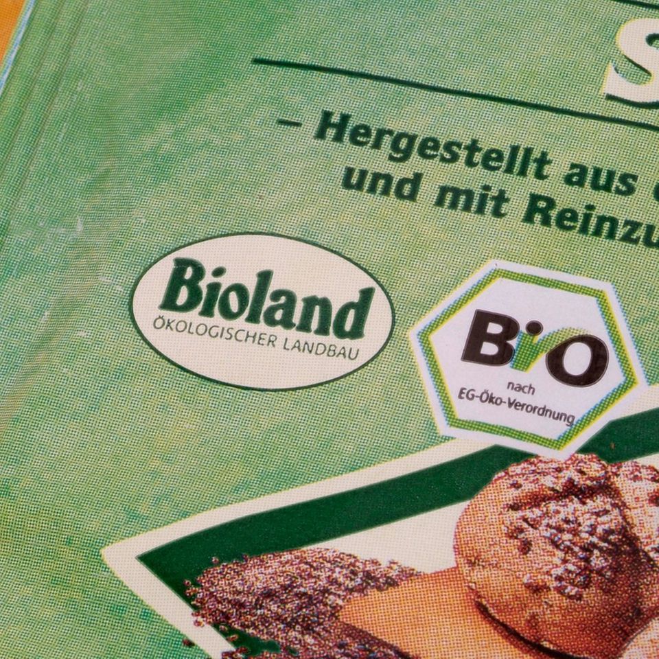 Bioland gehört zu den großen Bio-Anbauvereinen in Deutschland, neben dem Logo steht das staatliche deutsche Bio-Siegel.
