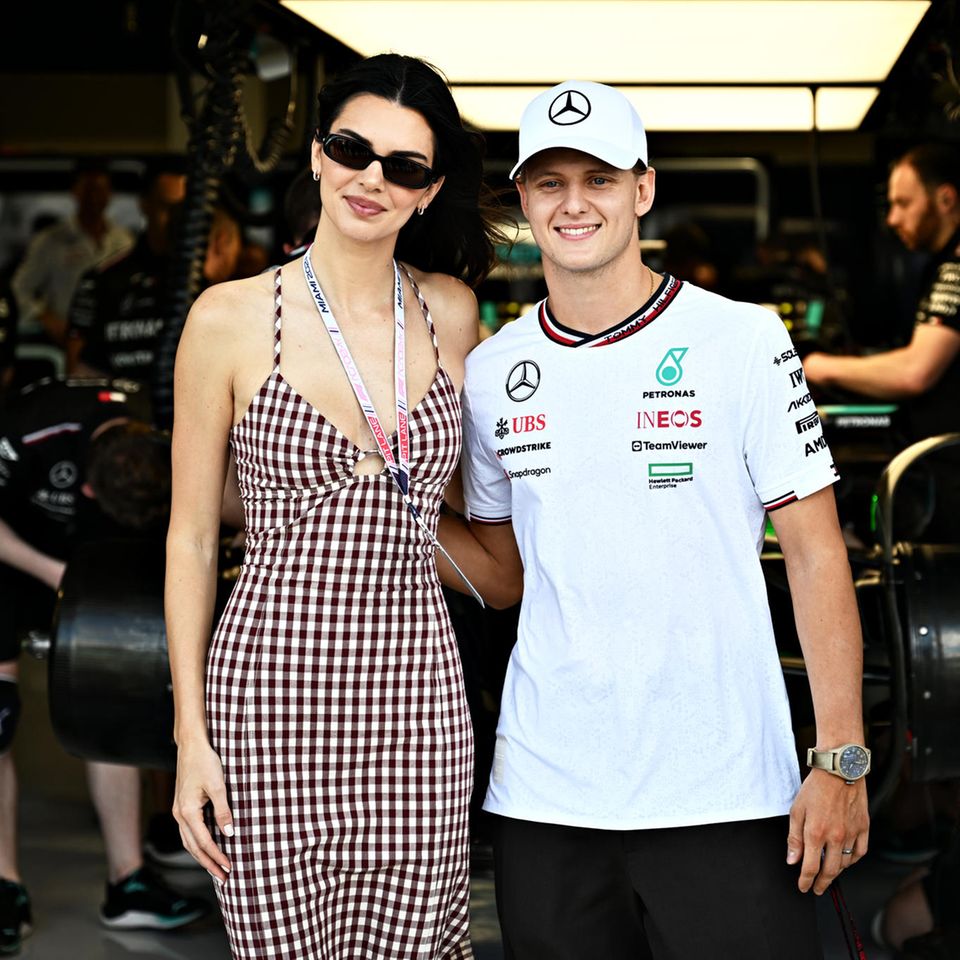 Mick Schumacher ist als Reservefahrer von Mercedes in Miami mit dabei. Hier posiert er mit Kendall Jenner in der Boxengasse – die auf Einladung von Tommy Hilfiger anreiste. 