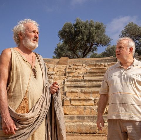 "Endlich Witwer - Griechische Odyssee": Georg Weiser (Joachim Król, r.) trifft auf Sokrates (August Zirner) und hilft ihm bei