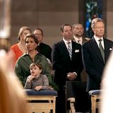 Besonders bei der Messe in der Kathedrale gibt es für den kleinen Prinzen viel zu sehen. Seine Großmuter Großherzogin Maria Teresa steht hinter ihm, während die anderen Mitglieder der Familie der katholischen Zeremonie mit andächtiger Miene folgen.