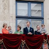 Vom Balkon des Palastes aus grüßt die Großherzogliche Familie dann noch einmal herzlich ihre Luxemburger. Und jetzt ist auf Stéphanies Arm auch Prinz François dabei. Für den Einjährigen wäre es bei der Prozession und der Messe sicherlich noch zu laut und aufregend gewesen. 