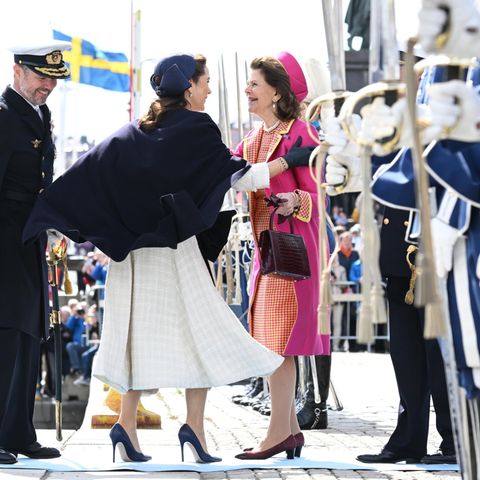 Küsschen recht, Küsschen links und eine Umarmung: Die Begrüßung zwischen Königin Mary und Königin Silvia fällt besonders herzlich aus.