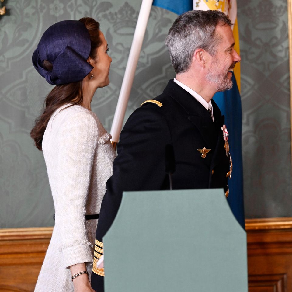 Heimliche Turtelei: Kurz nach der Pressekonferenz im königlichen Schloss in Stockholm halten Königin Mary und König Frederik Händchen. Doch ein Fotograf erwischt sie dabei – und deckt die schöne Geste auf.