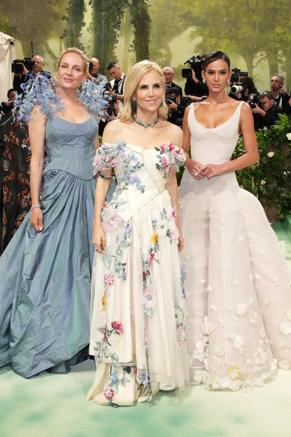 Uma Thurman, Tory Burch und Bruna Marquezine sorgen für feminine Frische auf dem Red Carpet.