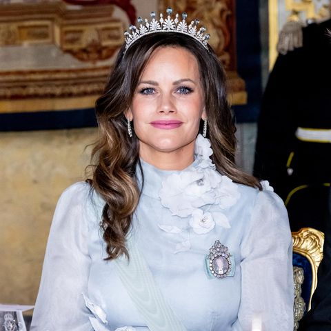 Beim Staatsbankett im Königlichen Schloss im Rahmen des Staatsbesuchs des dänischen Königspaares glänzt Prinzessin Sofia in einem himmlischen Eisblau. Passend zu ihrer verspielten Robe, trägt die schwedische Prinzessin ihr Wedding-Diadem. Während bei ihrer Hochzeit noch grüne Smaragde das Diadem verzierten, schmücken nun, passend zu ihrem Kleid, blaue Topas-Steine das wertvolle Headpiece. Mit diesem so wunderschön wie wandelbaren Diadem haben König Carl Gustaf und Königin Silvia von Schweden ihrer Schwiegertochter ein in vielerlei Hinsicht kostbares Hochzeitsgeschenk bereitet, an dem sie ein Leben lang Freude haben wird.