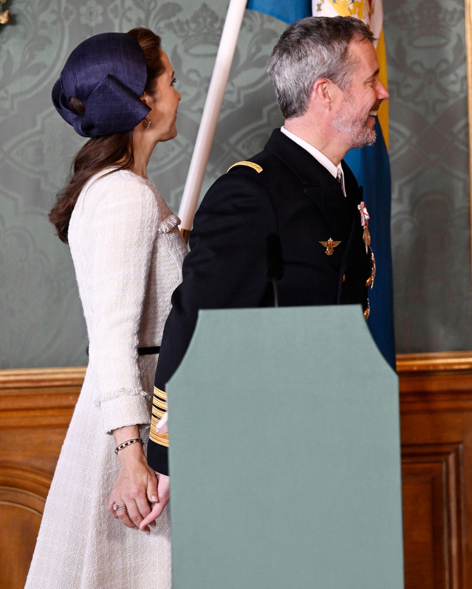 Anschließend verlässt das Königspaar Hand in Hand den Saal im königlichen Schloss von Stockholm.