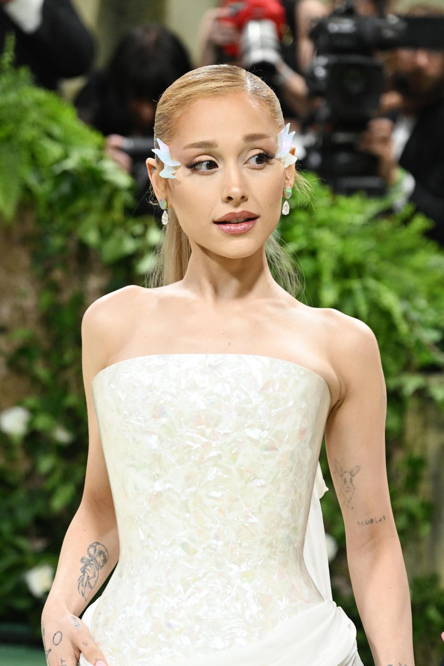Met Gala 2024: Die 14 markantesten Beauty-Looks von Zendaya, Ariana ...