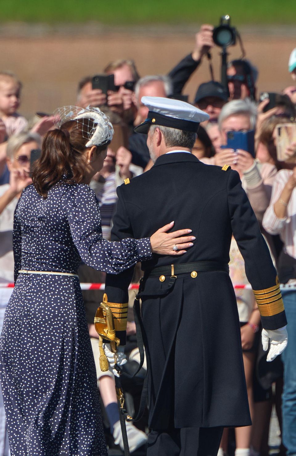 Bei einem späteren Termin am 2. Mai legt Königin Mary sanft ihre Hand auf König Frederiks Rücken.