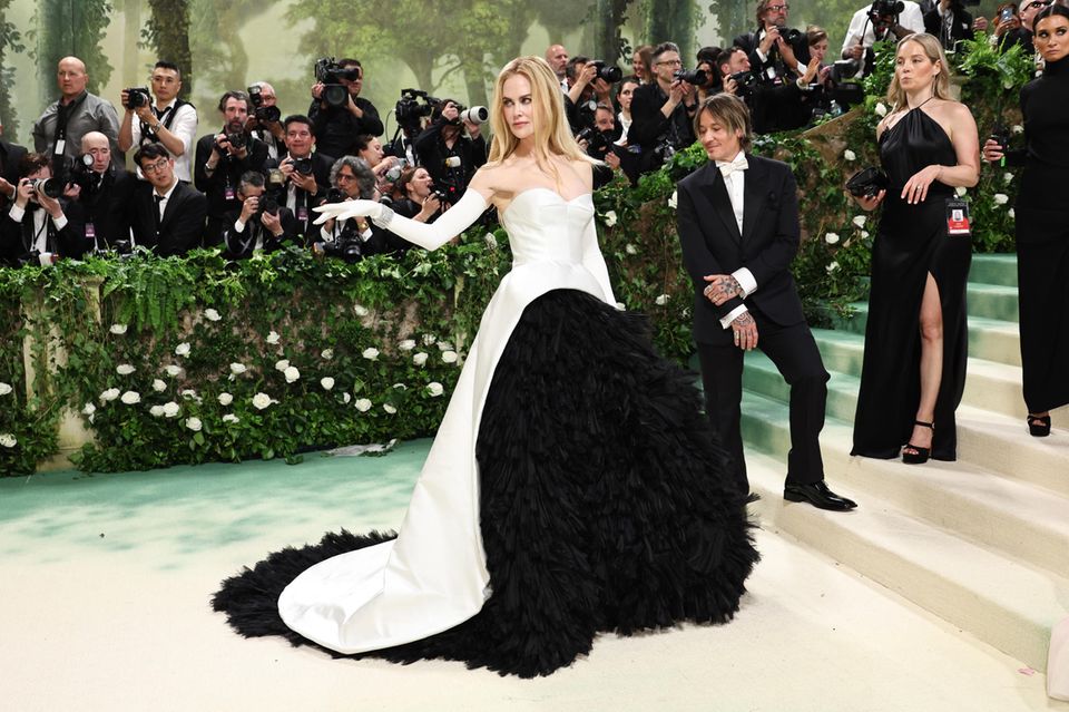 Nicole Kidman lässt mit ihrer Balenciaga-Robe die 50er und die Zeiten erster Supermodels wieder aufleben. 