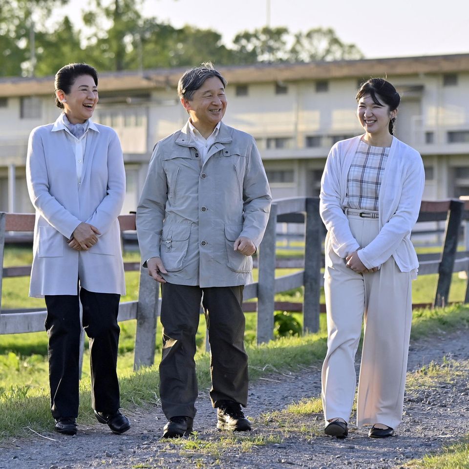 So ausgelassen sehen wir die japanische Kaiserfamilie selten: Kaiser Naruhito bringt seine Frau und Tochter Aiko zum Lachen. 