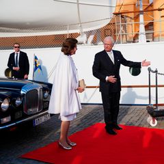 König Carl Gustaf möchte seiner Frau Königin Silvia zunächst den Vortritt lassen ...