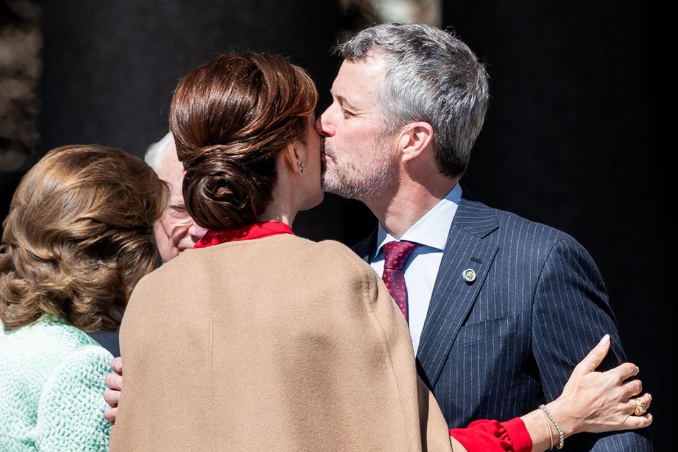 Erinnerungen an Balkonkuss werden wach: König Frederik gibt seiner Ehefrau Königin Mary einen Kuss.