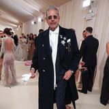 Als perfekter Dandy aus einer anderen Zeit feiert Jeff Goldblum im Prada-Outfit mit glitzernden Blumen-Broschen am Revers.