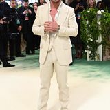 Chris Hemsworth bringt im beigefarbenen Dreiteiler mit weit aufgeknöpftem Hemd von Tom Ford und mit lässigem Bling Bling die Met-Gala-Gäste zum Schmachten.