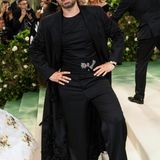 Bei der Met Gala 2022 erhitzte Sebastian Stan im knallig pinkfarbenen Outfit die Gemüter, in diesem Jahr setzt er wieder auf klassisches Schwarz, der lange Mantel bringt aber mit aufwändigen Stickereien Menstyle-Glamour auf den Met-Gala-Teppich.