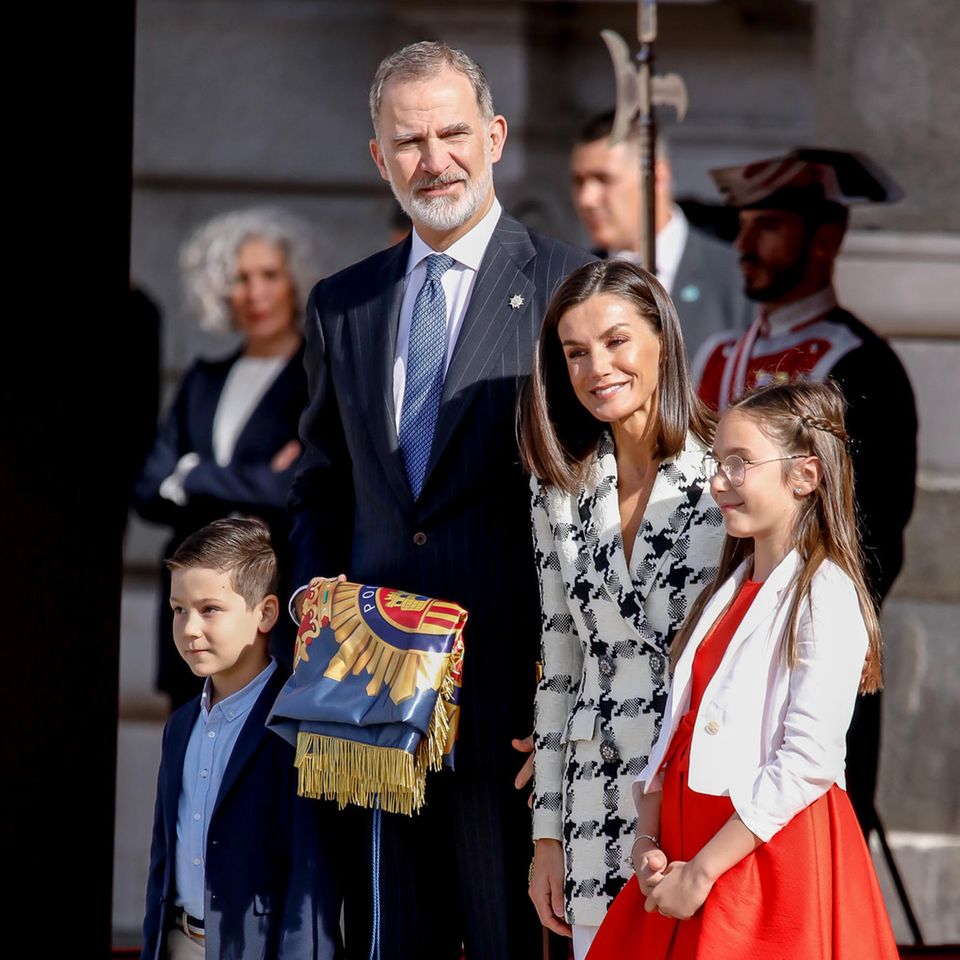 Stolz stehen die Kids neben dem spanischen Königspaar, die Zeremonie kann beginnen. 