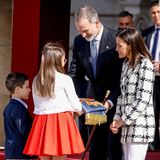 8. Mai 2024 Am Mittwoch findet die zentrale Gedenkveranstaltung zum 200. Jubiläum der nationalen Polizei im Königspalast in Madrid statt. König Felipe und Königin Letizia bekommen zu Beginn eine Flagge überreicht und dieser Moment wird für die jungen Helfer zum besonderen Erlebnis...