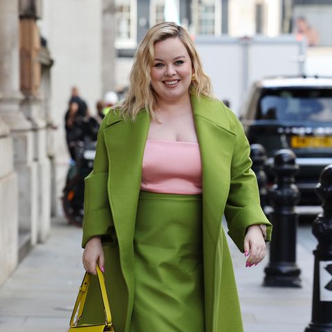 Einen tollen Streetstyle in knalligem Grün und Rosa zeigt uns Nicola hier auf dem Weg zur Fashion-Show von Emilia Wickstead. Die gelbe Tasche macht den farbenfrohen Look perfekt.