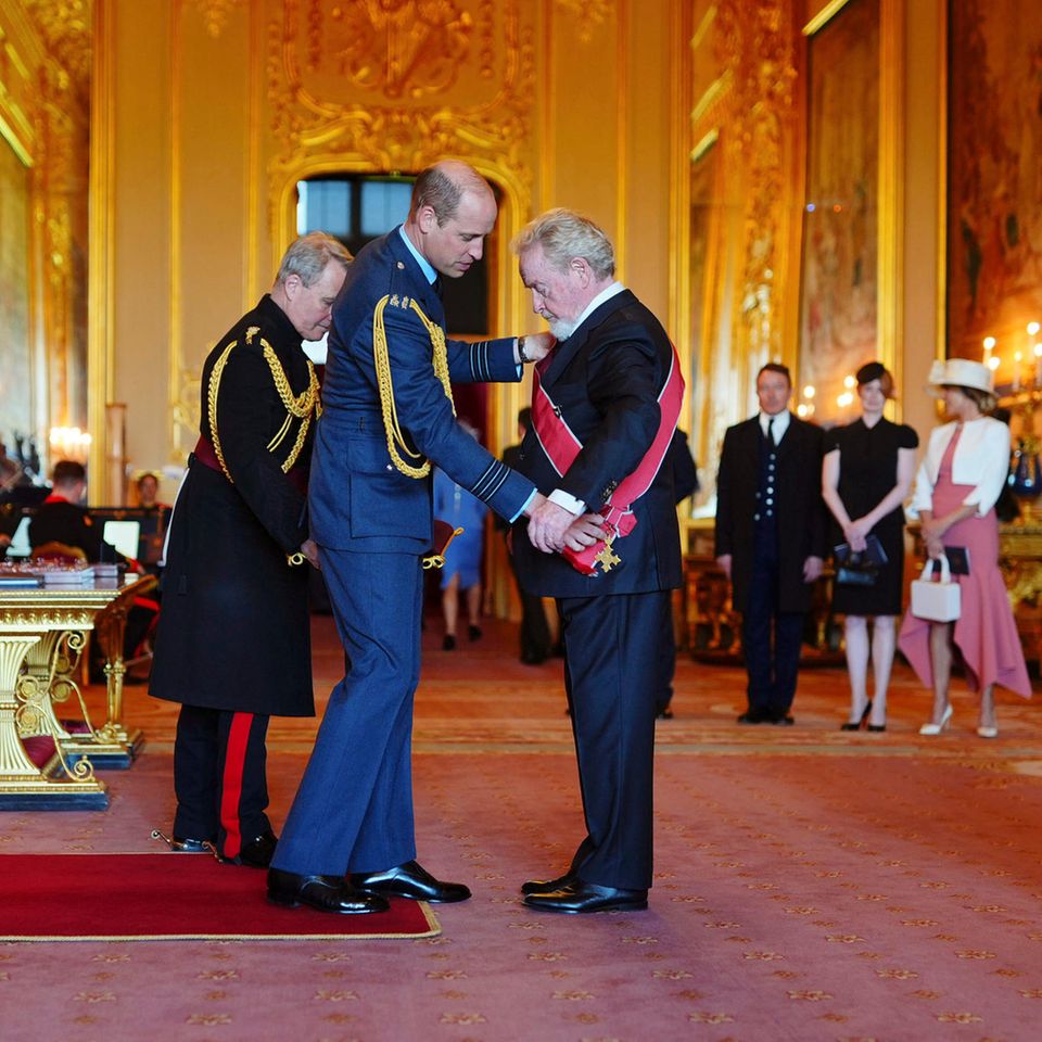 8. Mai 2024 Bei der Verleihung des Ordens "Commander of the Order of the British Empire" auf Schloss Windsor achtet Prinz William auf die Details: Fürsorglich hängt der Prinz dem britischen Filmregisseur Ridley Scott die Schärpe mit dem Orden um und sorgt für den perfekten Sitz. 
