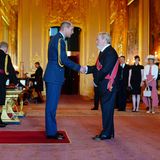 Anschließend gratuliert Prinz William dem Regisseur zur Auszeichnung. 