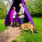 8. Mai 2024 Königin Silvia und König Carl Gustaf besuchen am Mittwoch die Ausstellungseröffnung "Fuchsia Stories" auf Schloss Solliden. Hund Brandie darf sein royales Herrchen ebenfalls begleiten, schließlich wird die Kunst im Schlosseigenen Park ausgestellt. 