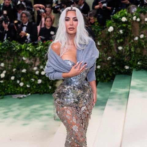 Kim Kardashian in Cardigan bei der Met Gala 