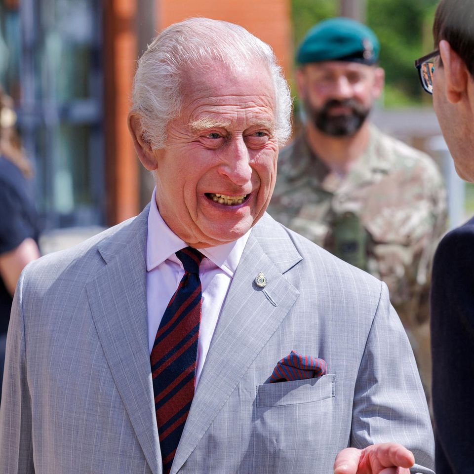 König Charles am Donnerstag in der Gibraltar-Kaserne in Minley