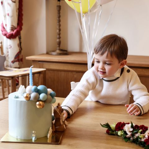 10. Mai 2024 Mit einem bisher ungesehenen Foto von Prinz Charles gratuliert die großherzogliche Familie von Luxemburg dem kleinen Prinzen zum vierten Geburtstag. An seinem Ehrentag wird Charles von seinen Liebsten mit viel Kuchen gefeiert. Wir wünschen alles Gute!