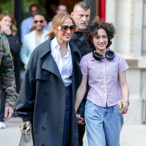 8. Mai 2024 Kurz nach ihrem glamourösen Met-Gala-Auftritt zieht es Jennifer Lopez nach Paris. Hier verlassen die Sängerin und Emme Hand in Hand das La Réserve Hotel und freuen sich sichtlich über den gemeinsamen Shopping-Ausflug in der französischen Metropole. 