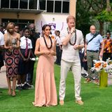 Prinz Harry und Herzogin Meghan besuchen gemeinsam die Kinder der "Lights Academy" in Abuja, Nigeria im Rahmen der "Invictus Games"-Stiftung. Während Harry sich nahbar und leger in Leinenkombination präsentiert, fügt sich auch Meghan der eleganten Sportlichkeit. Ihr apricotfarbenes Maxikleid schafft eine warme und zugleich zugängliche Atmosphäre, wenn sie den Kindern begegnet. Natürlich dürfen auch die traditionellen Holzperlenketten nicht fehlen, die verdeutlichen, dass das royale Paar mehr als willkommen ist. 