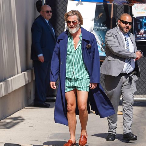 Das nennen wir mal einen gewagten Look! Auf dem Weg zur Jimmy-Kimmel-Live-Show bleibt Chris Pine seinem grün-weiß karierten Pyjama treu, den er vermutlich zum Schlafen getragen hat, und paart diesen mit einem blauen Trenchcoat, der beim ersten Hinsehen auch als Bademantel hätte durchgehen können. Komplettiert wird sein Hingucker-Look durch braune Lederslipper und eine passende Sonnenbrille im Piloten-Stil. 