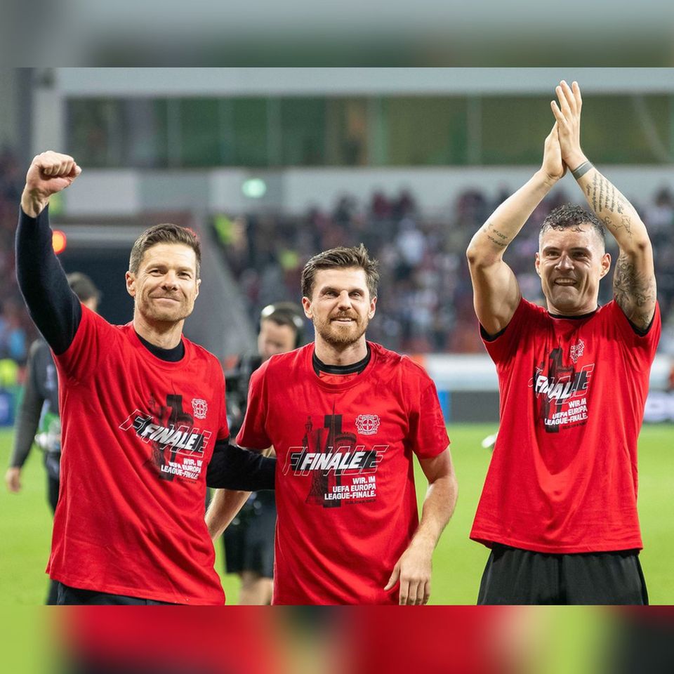 Xabi Alonso, Jonas Hofmann und Granit Xhaka feiern den Einzug von Bayer Leverkusen ins Finale der Europa League.