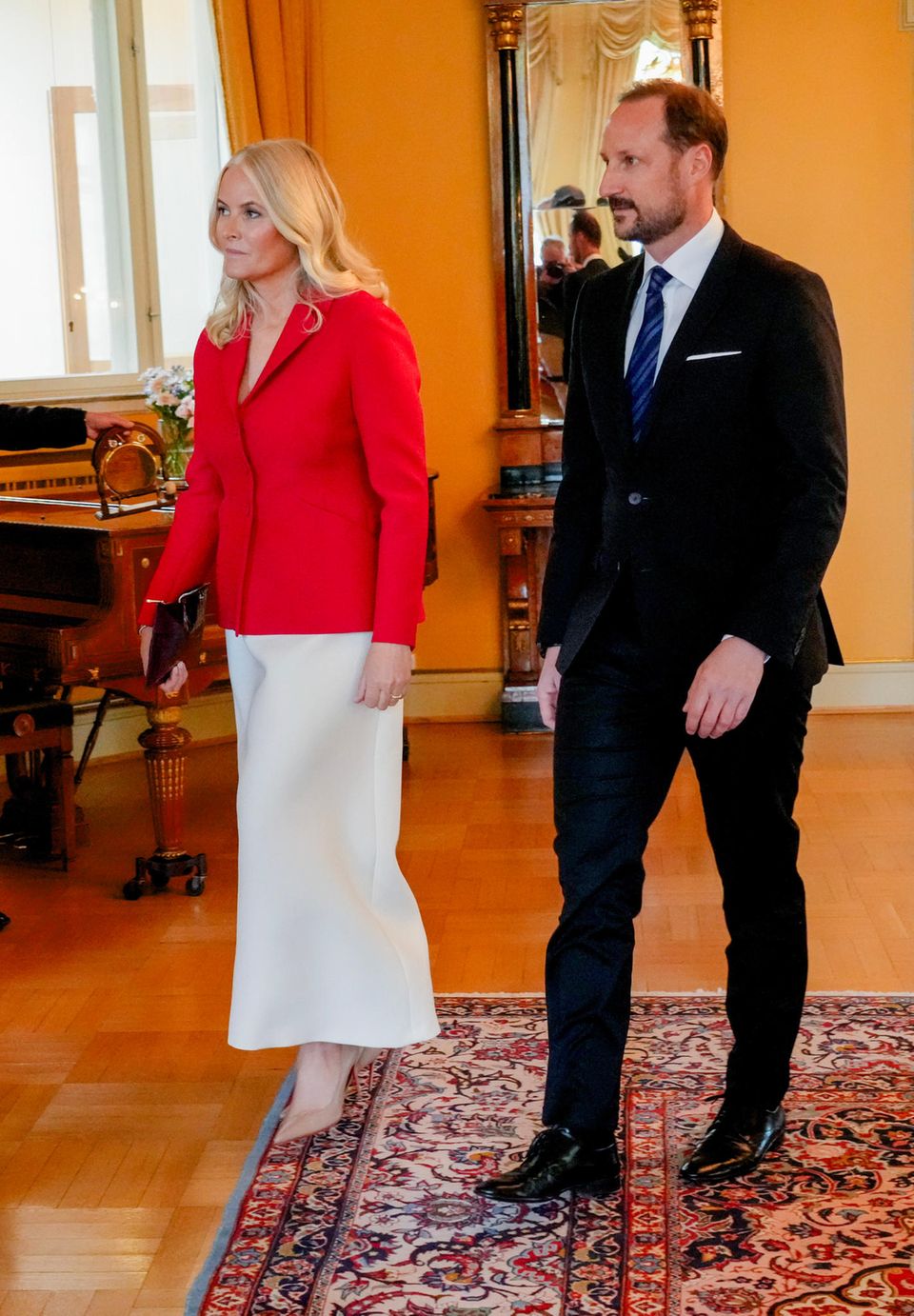Beim Treffen in der Residenz des norwegischen Premierministers im Rahmen des Staatsbesuchs der moldauischen Präsidentin in Norwegen setzt Mette-Marit auf einen trendigen Satinrock im eleganten Weiß.