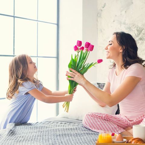 Viele Kinder schenken ihren Müttern einen Blumenstrauß zum Muttertag.